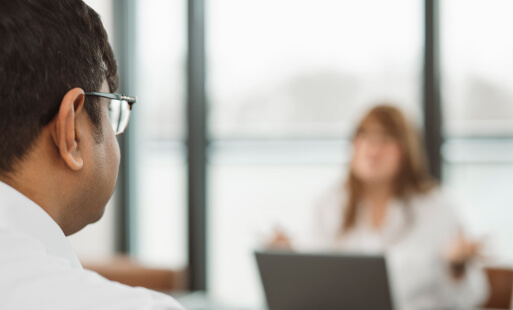 Zwei Personen im Besprechungsraum im Gespr&auml;ch &uuml;ber Consulting Services.