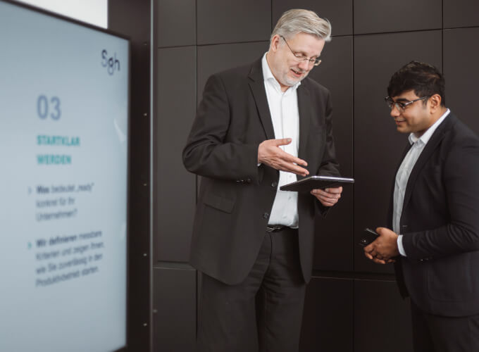 Zwei Mitarbeiter im Beratungsgespr&auml;ch zum elektronischen Rechnungseingang.