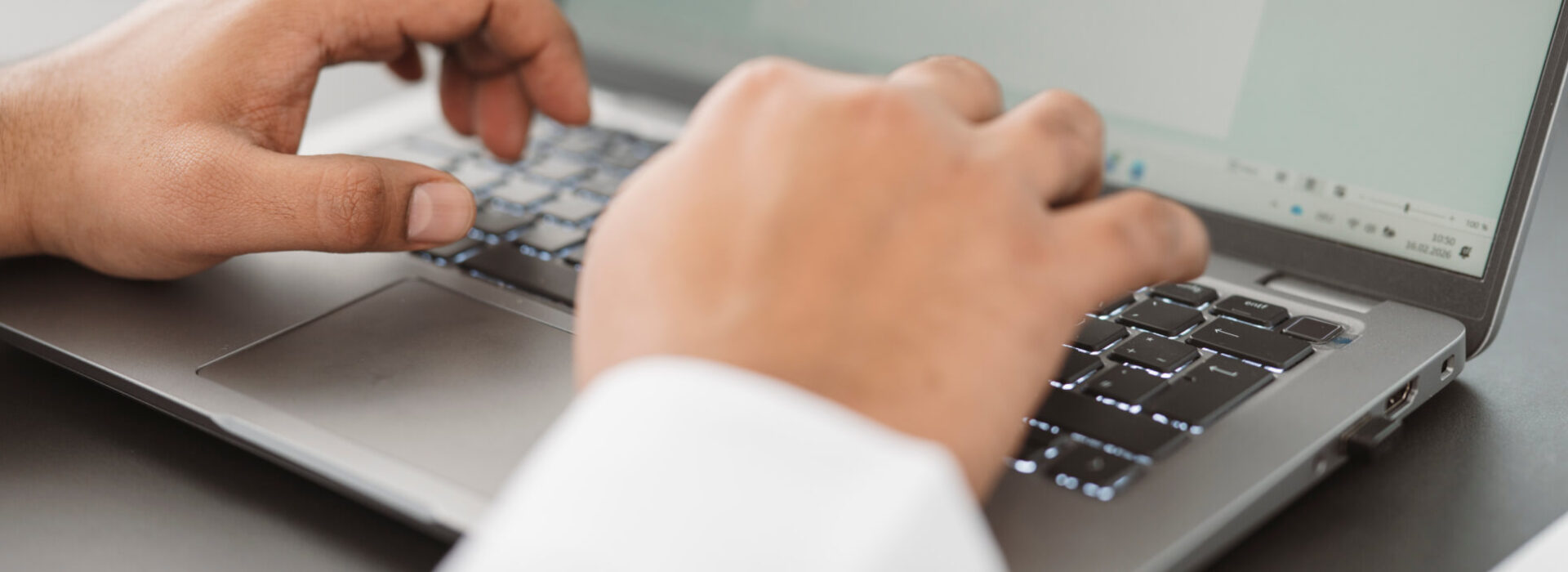 Softwareentwickler arbeitet am Laptop.