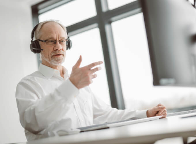 Mitarbeiter in einer Business-Besprechung, konzentriert auf Abstimmung und strukturierte Unternehmensprozesse.