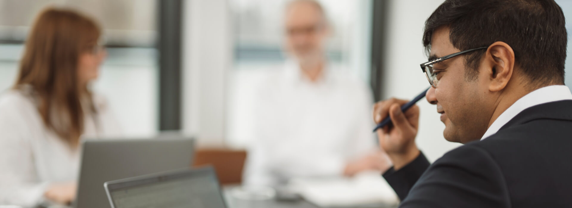 Geschäftspersonen stimmen sich gemeinsam zu digitalen Abläufen und finanziellen Prozessen ab.