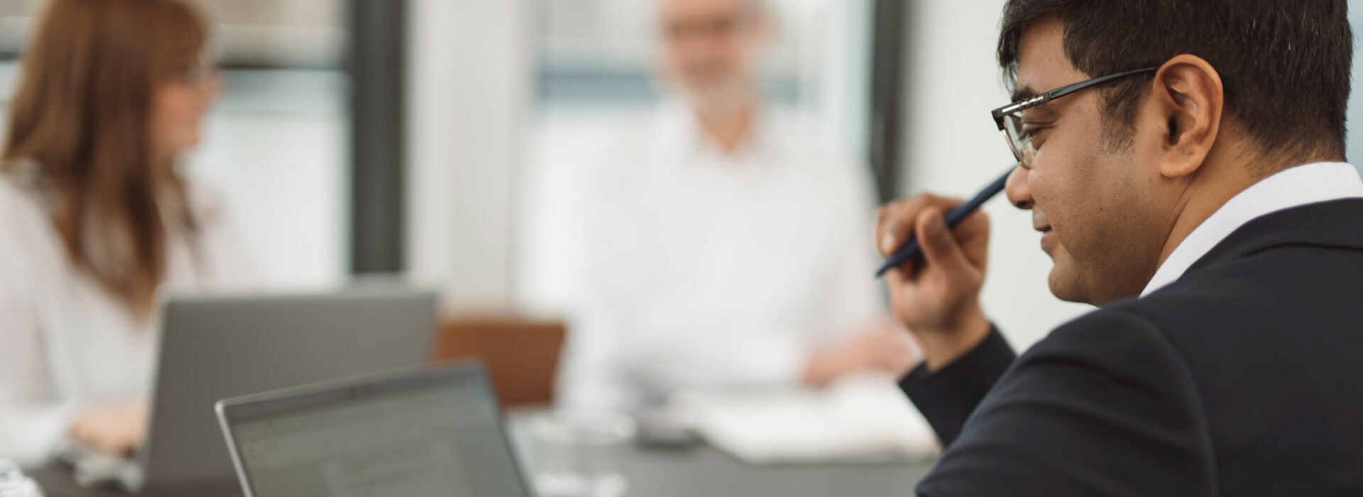 Meeting zur Reisekostenabrechnung: Belege und Daten werden digital am Laptop erfasst.