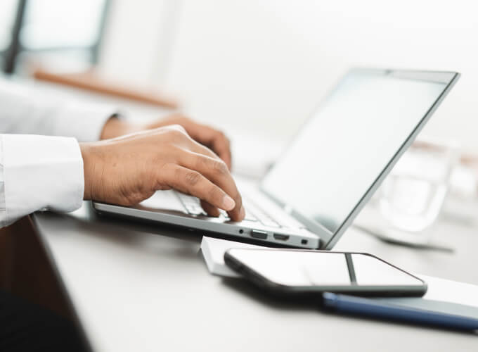 Person arbeitet am Laptop an digitalen Strategien und Lösungen.