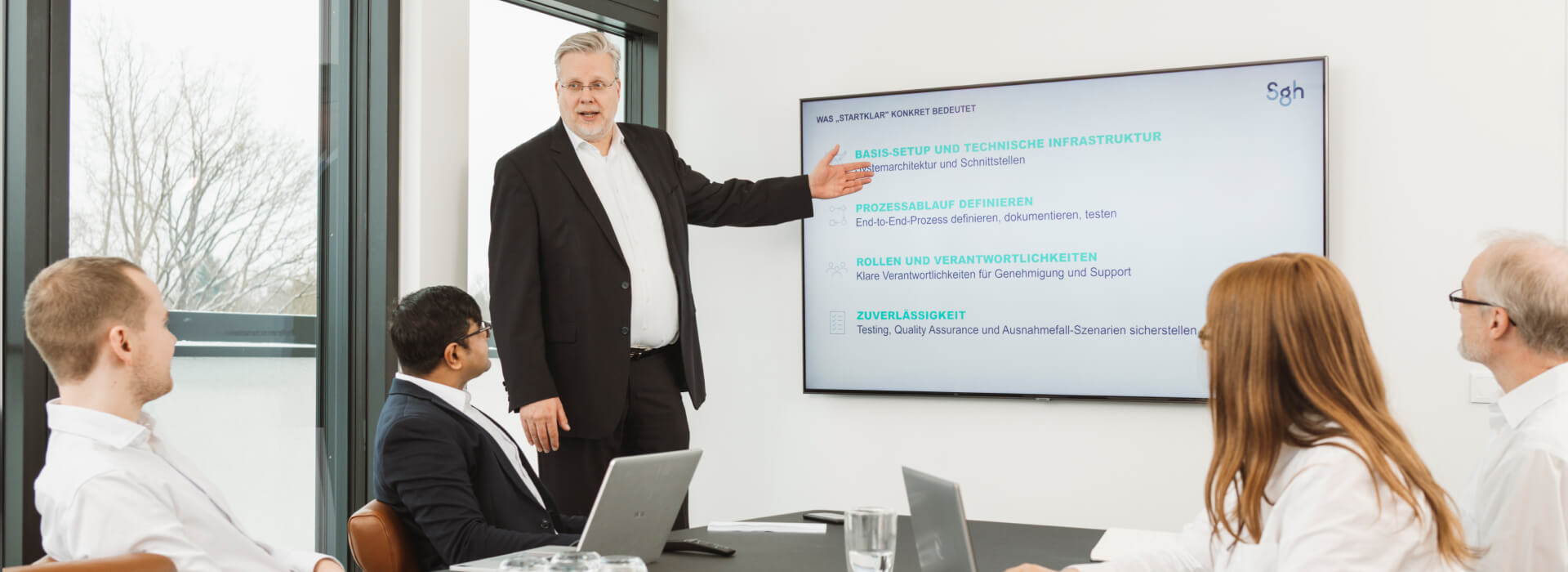 Teammeeting zum Thema elektronischer Rechnungseingang und E-Rechnung empfangen.