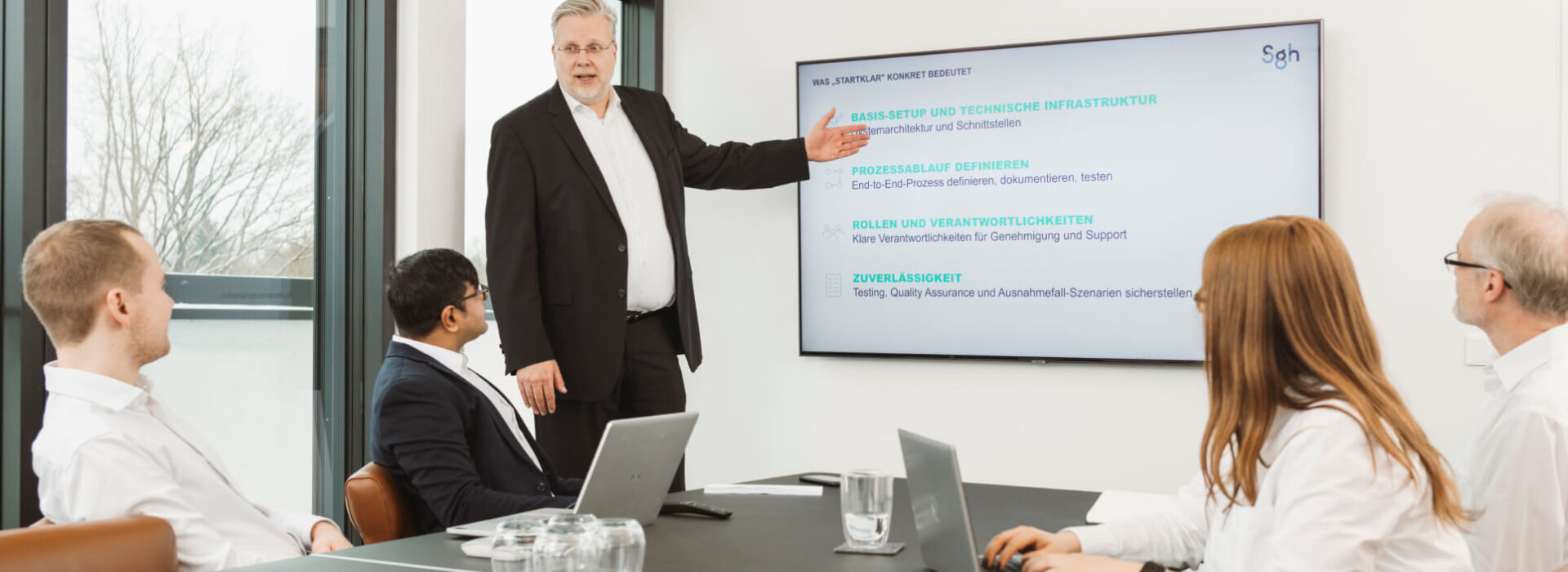 Mitarbeiter erklärt E-Rechnungen und den digitalen Rechnungsworkflow mit ivi.