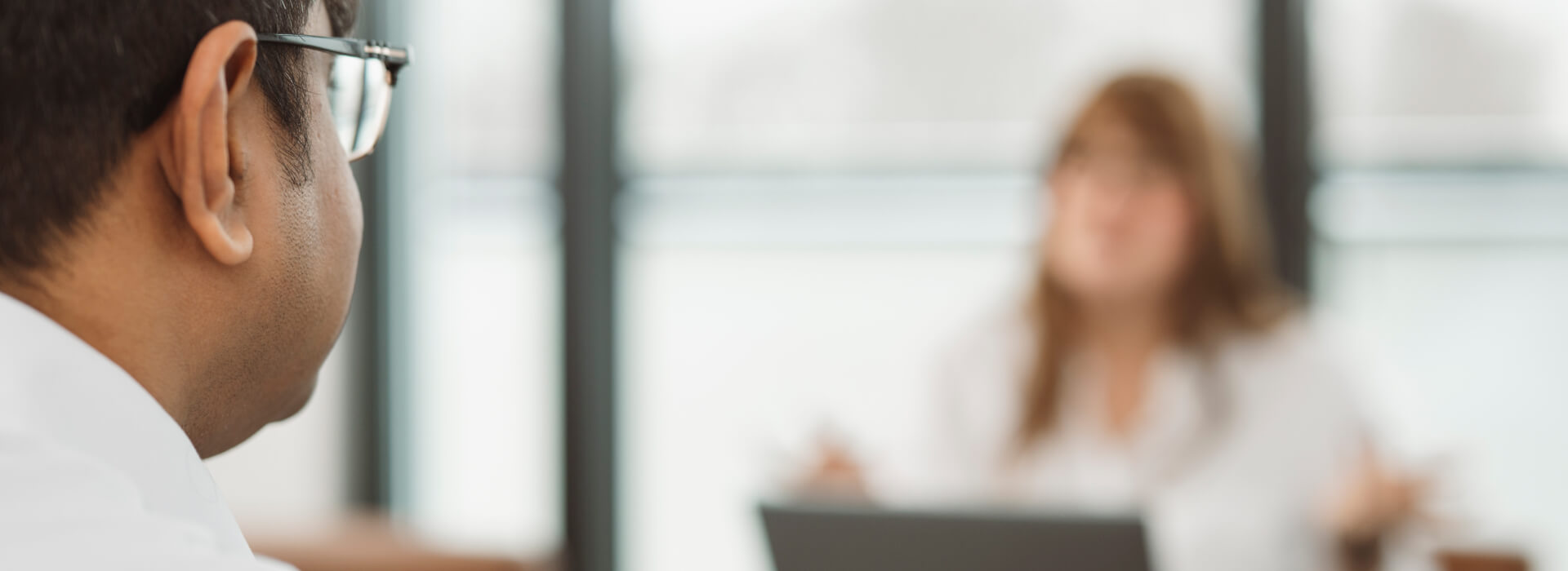 Zwei Personen im Besprechungsraum im Gespräch über Consulting Services.