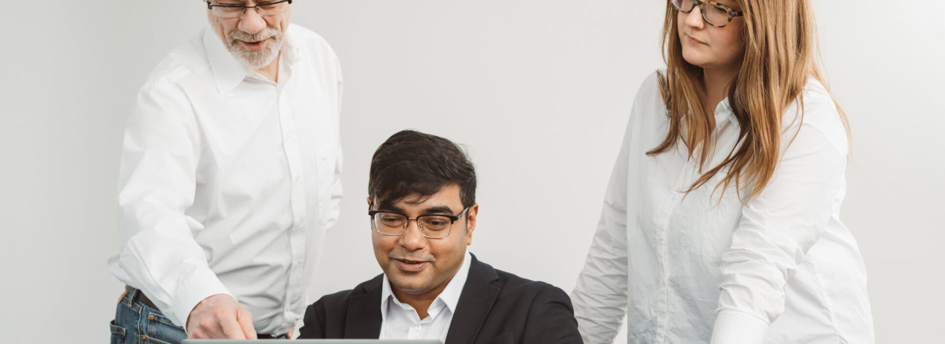 Mitarbeitende besprechen die Integration von Peppol und E-Rechnung in Unternehmensprozesse.